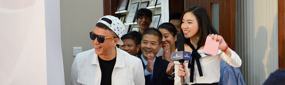 孙红雷莅临雷诺表总部， 为圆梦“下跪”求婚！